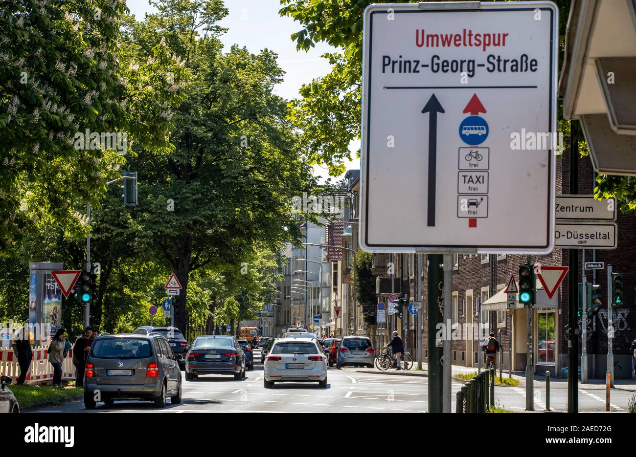 Düsseldorf, ambientales lane Prinz-Georg-Strasse, en el distrito de Pempelfort, sólo taxis, ciclistas, autobuses y e-cars se les permite conducir en t Foto de stock