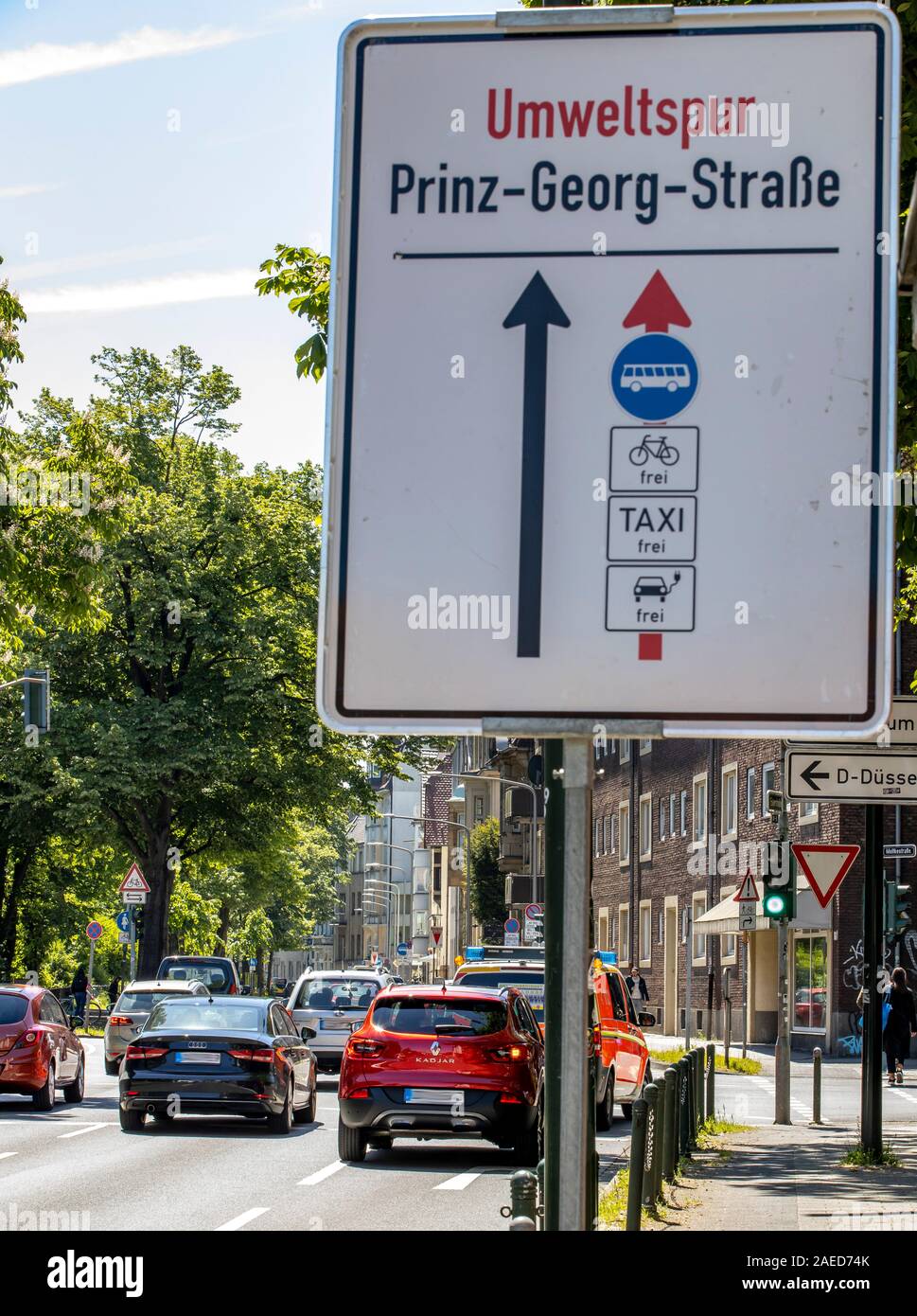 Düsseldorf, ambientales lane Prinz-Georg-Strasse, en el distrito de Pempelfort, sólo taxis, ciclistas, autobuses y e-cars se les permite conducir en t Foto de stock