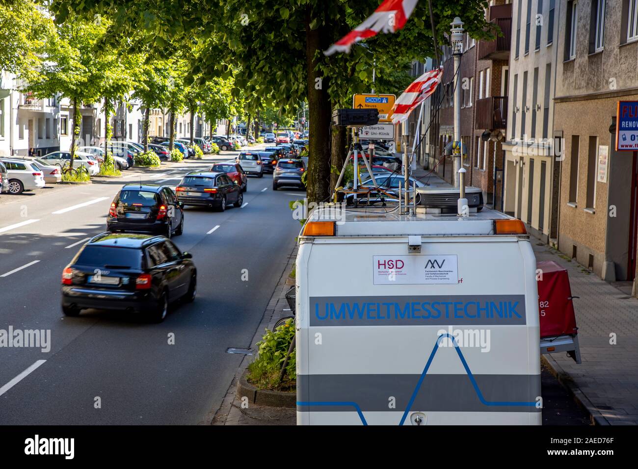 Düsseldorf, ambientales lane Merowinger Street, en el distrito de estafarle, sólo taxis, ciclistas, autobuses y e-cars pueden conducir en el carril derecho reservado Foto de stock