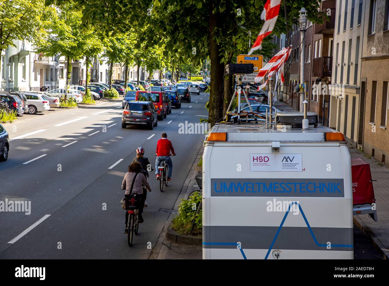 Düsseldorf, ambientales lane Merowinger Street, en el distrito de estafarle, sólo taxis, ciclistas, autobuses y e-cars pueden conducir en el carril derecho reservado Foto de stock