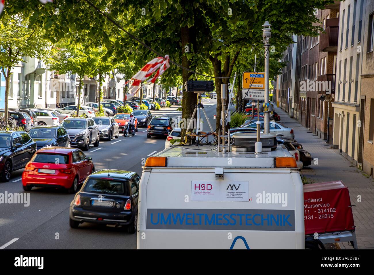 Düsseldorf, ambientales lane Merowinger Street, en el distrito de estafarle, sólo taxis, ciclistas, autobuses y e-cars pueden conducir en el carril derecho reservado Foto de stock