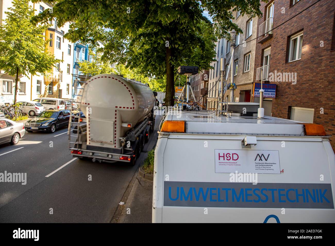 Düsseldorf, ambientales lane Merowinger Street, en el distrito de estafarle, sólo taxis, ciclistas, autobuses y e-cars pueden conducir en el carril derecho reservado Foto de stock
