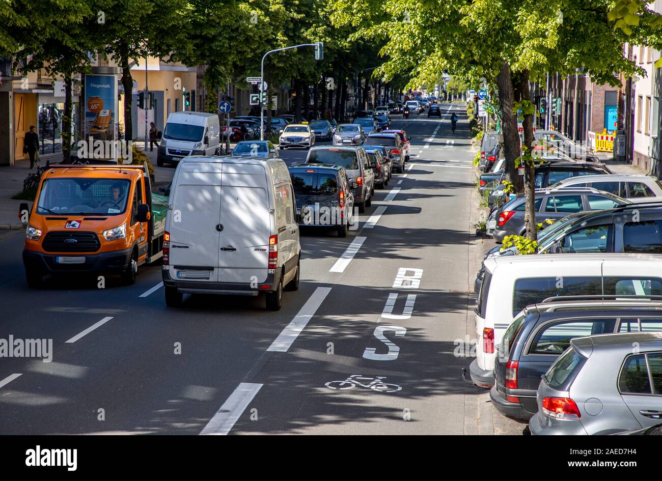 Düsseldorf, ambientales lane Merowinger Street, en el distrito de estafarle, sólo taxis, ciclistas, autobuses y e-cars están autorizados a conducir en el reservado Foto de stock