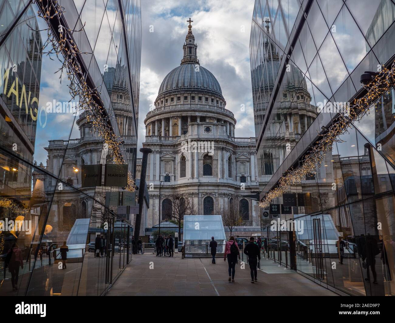 La Catedral de San Pablo, reflejada en el vidrio de un nuevo cambio, centro de compras, Londres, Reino Unido, GB. Foto de stock