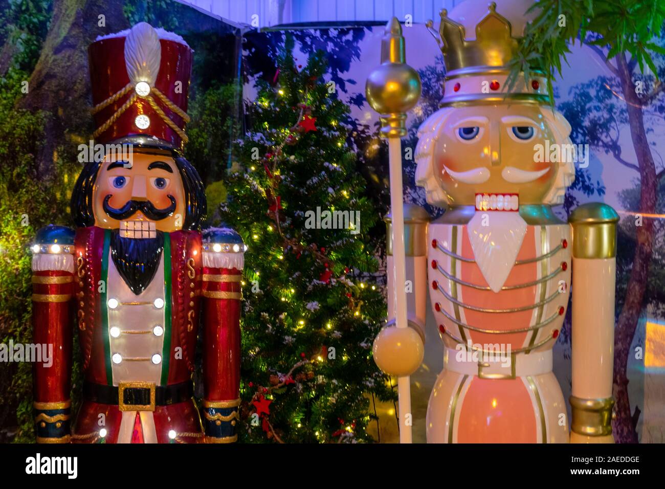 Soldado de madera decoración navideña estatuas una escena tradicional de Navidad Foto de stock