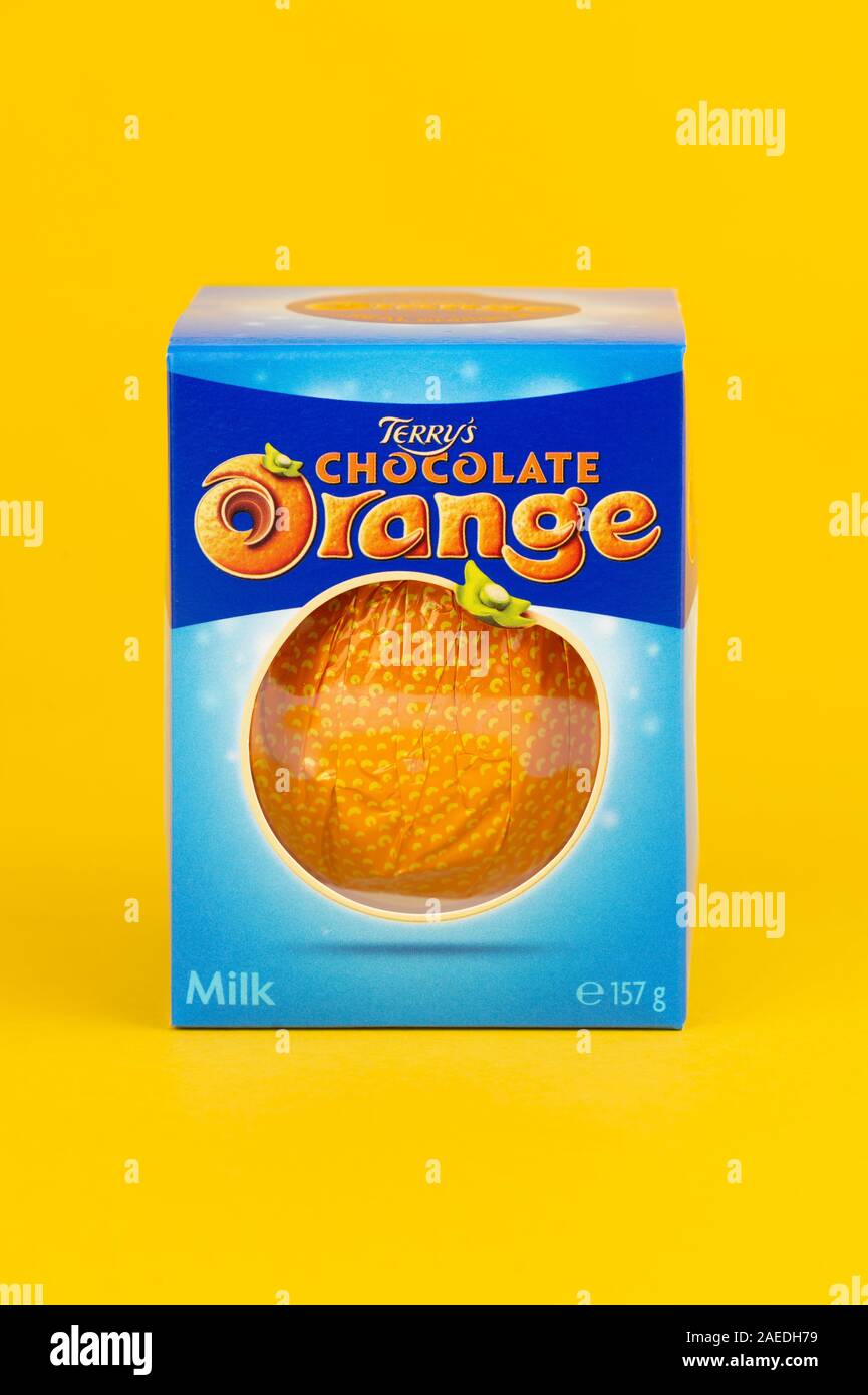 A Terry de chocolate y naranja disparó sobre un fondo amarillo. Foto de stock