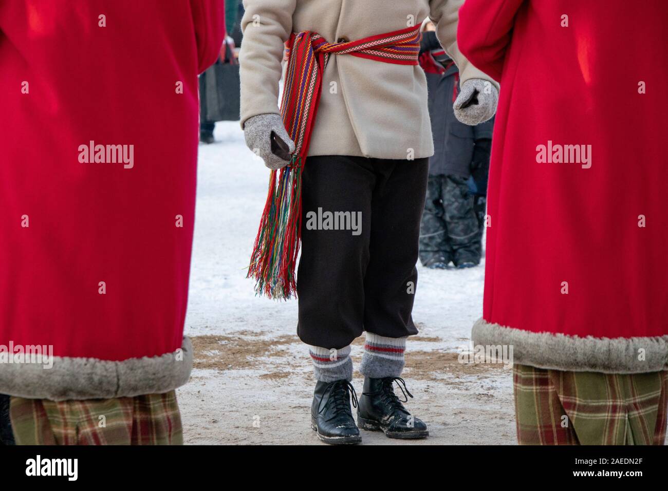 Francés canadiense bailarines en invierno, un hombre entre dos mujeres, la danza tradicional, Arrow Sash, Québec, Canadá Foto de stock