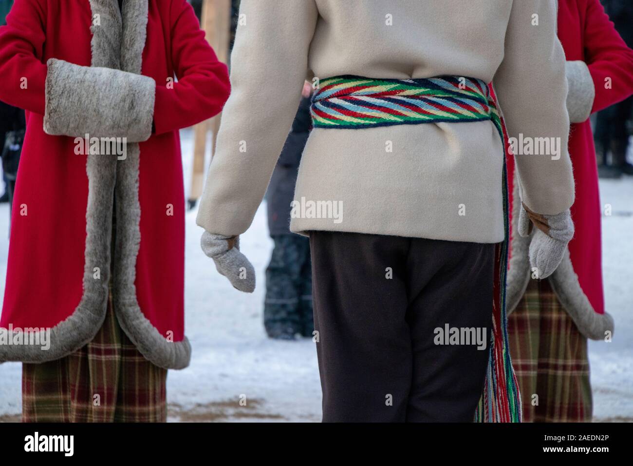 Francés canadiense par bailarines uno frente al otro en el invierno, la danza tradicional, Arrow Sash, Québec, Canadá Foto de stock