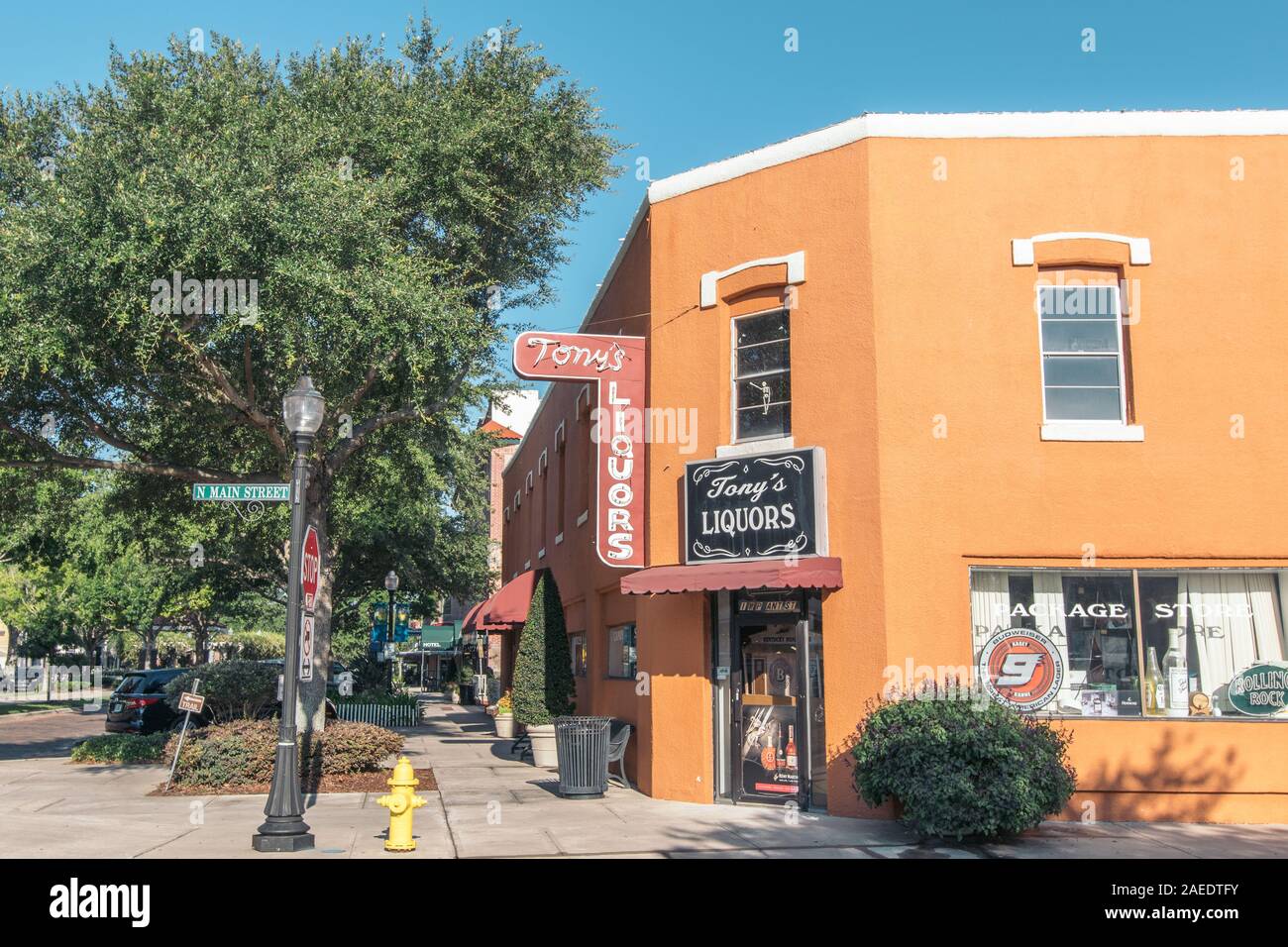 Jardín de invierno, Florida: Mayo 29, 2019 - Tonys licores, una tienda de licor de naranja edificio en la esquina de la calle principal y la planta en la zona centro de la ciudad. Foto de stock