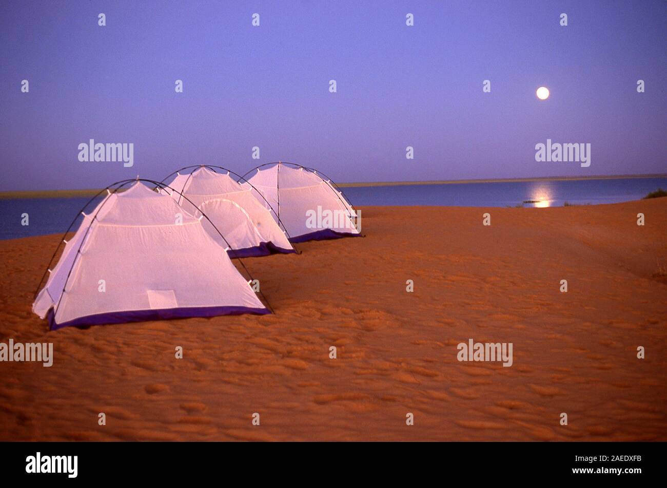 Campings A lo largo del río Níger en Malí Foto de stock