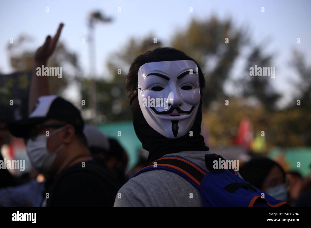Un manifestante puede ser visto portando una máscara de V de Vendetta como él participa en un rallye en el que marca el sexto mes de protestas en Hong Kong. Foto de stock
