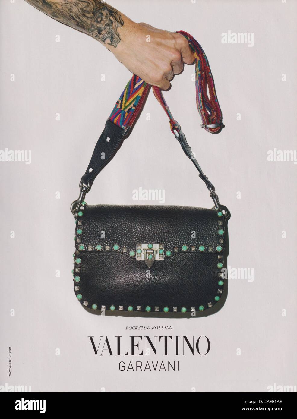 Cartel de publicidad de la casa de moda Valentino Garavani en revista en  papel desde el año 2015, anuncio, Creative Valentino Garavani anuncio desde  2010s Fotografía de stock - Alamy