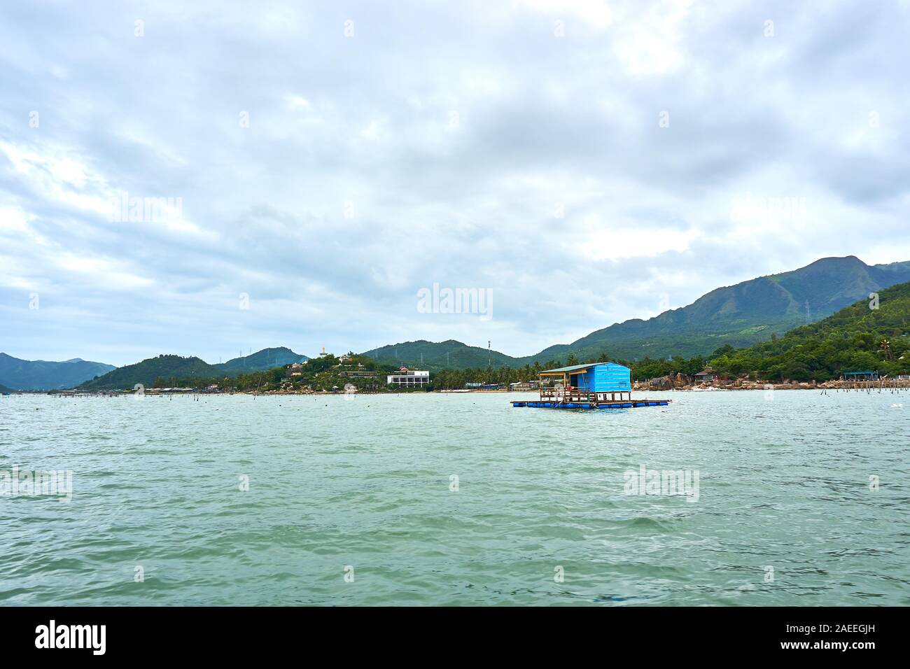 NHA TRANG, Vietnam - Noviembre 22, 2019: Flotación fisher Hut en mar frente a la costa de Nha Trang, Vietnam. Foto de stock