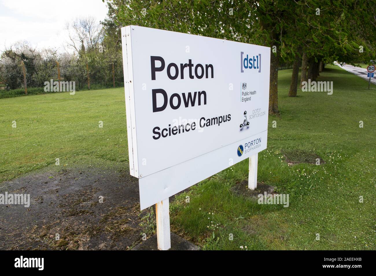 La entrada de Porton Down en el hogar del Ministerio de Defensa británico de Defensa del Laboratorio de Ciencia y Tecnología (Dstl), donde el veneno utilizado en t Foto de stock