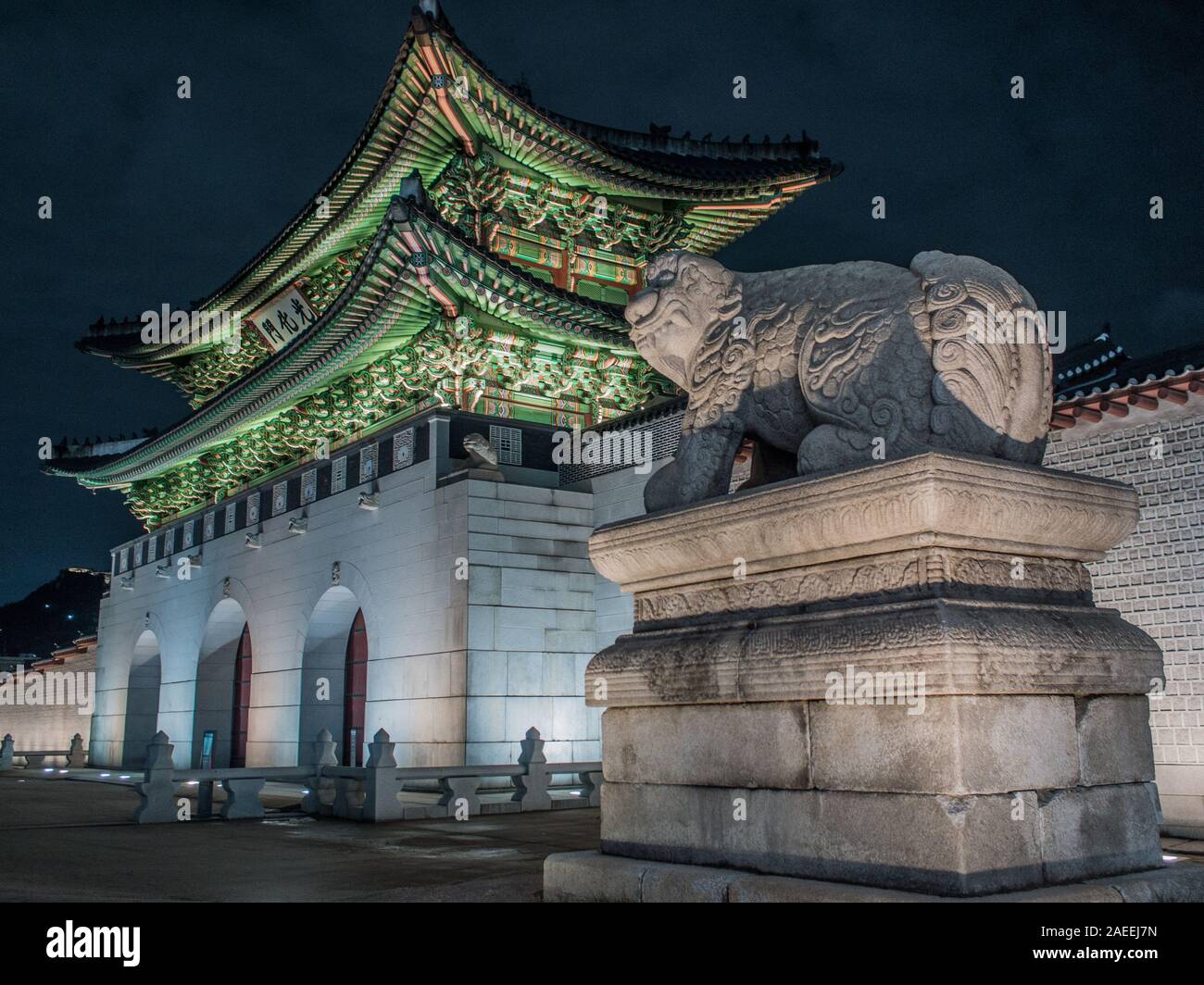 Puerta de Gwanghwamun y la estatua del guardián perro león shishi, noche street, el Palacio Gyeongbokgung, Seúl, Corea del Sur Foto de stock
