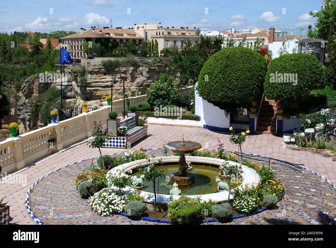 Fuente en los bonitos jardines en la casa Don Bosco, Ronda, Málaga, Andalucía, España, Europa. Foto de stock