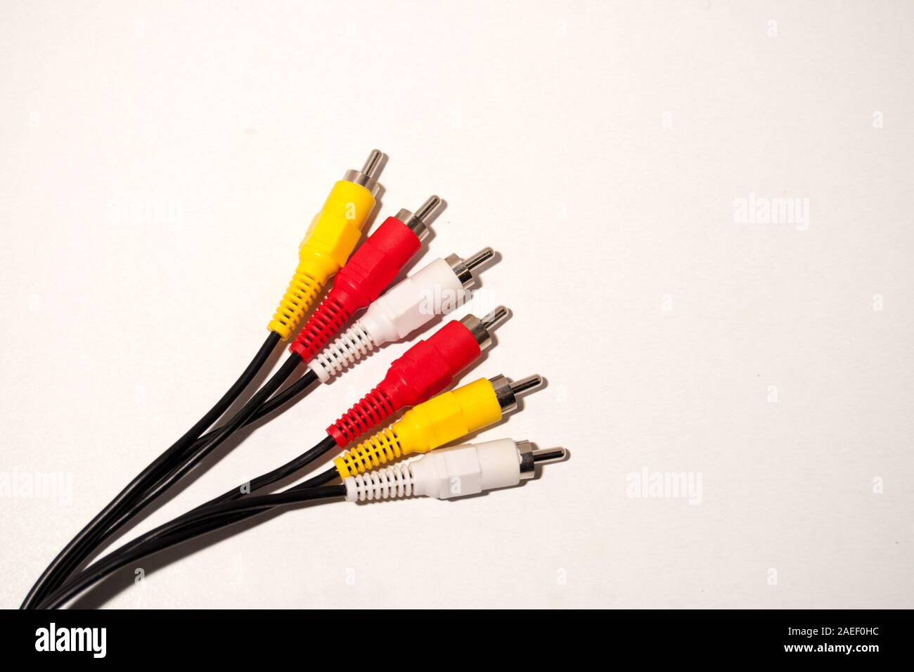 Rojo Amarillo y el cable blanco. Cable de audio/vídeo RCA aislados sobre  fondo blanco Fotografía de stock - Alamy