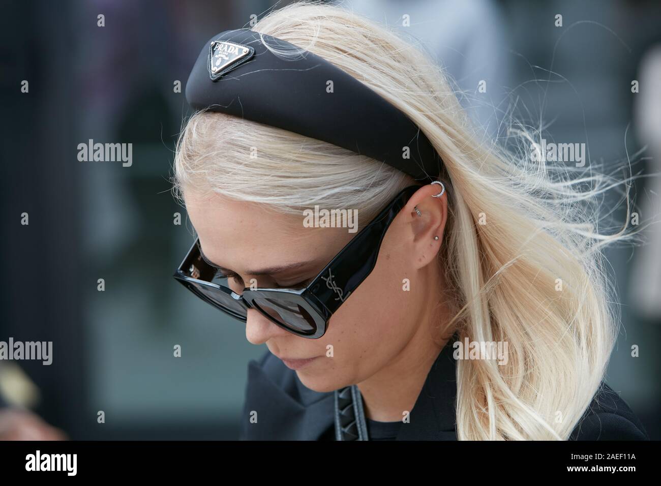 Milán, Italia - 20 de septiembre de 2019: Mujer con negro de Prada y diadema  de Yves Saint Laurent gafas de sol antes de Sportmax Fashion Show, la moda  de Milán Fotografía