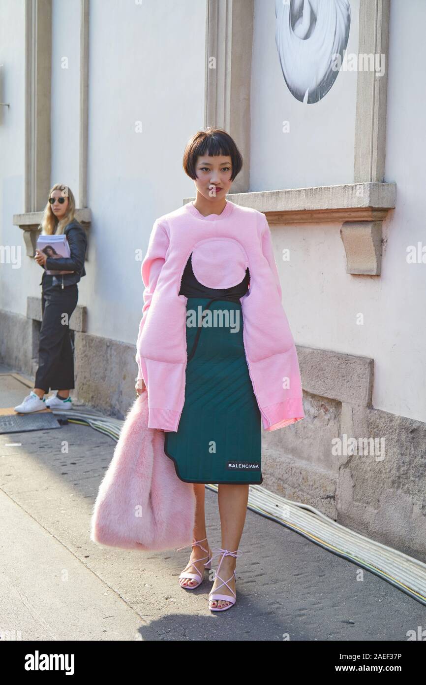Milán, Italia - 20 de septiembre de 2019: Una mujer con falda Balenciaga  verde y rosa bolsa