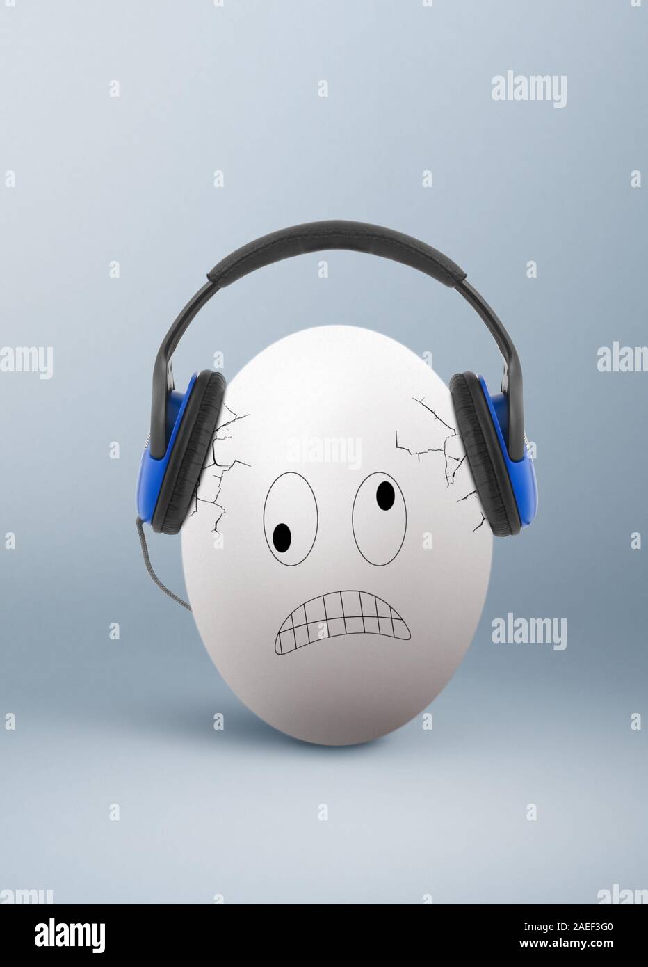 Huevo enojado con auriculares, música insoportable concepto Foto de stock
