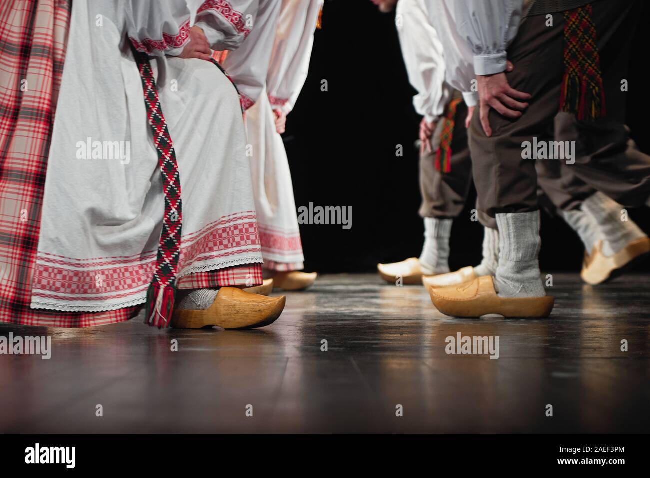 Composición abstracta mostrando las piernas vestidas con ropa tradicional lituano bailando en el folclore. Foto de stock