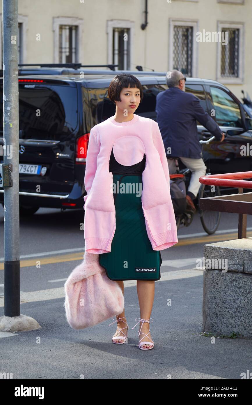 Milán, Italia - 20 de septiembre de 2019: Mujer con bolsa de piel rosa y verde Balenciaga antes Tods Show, la Semana de la moda de Milán style Fotografía