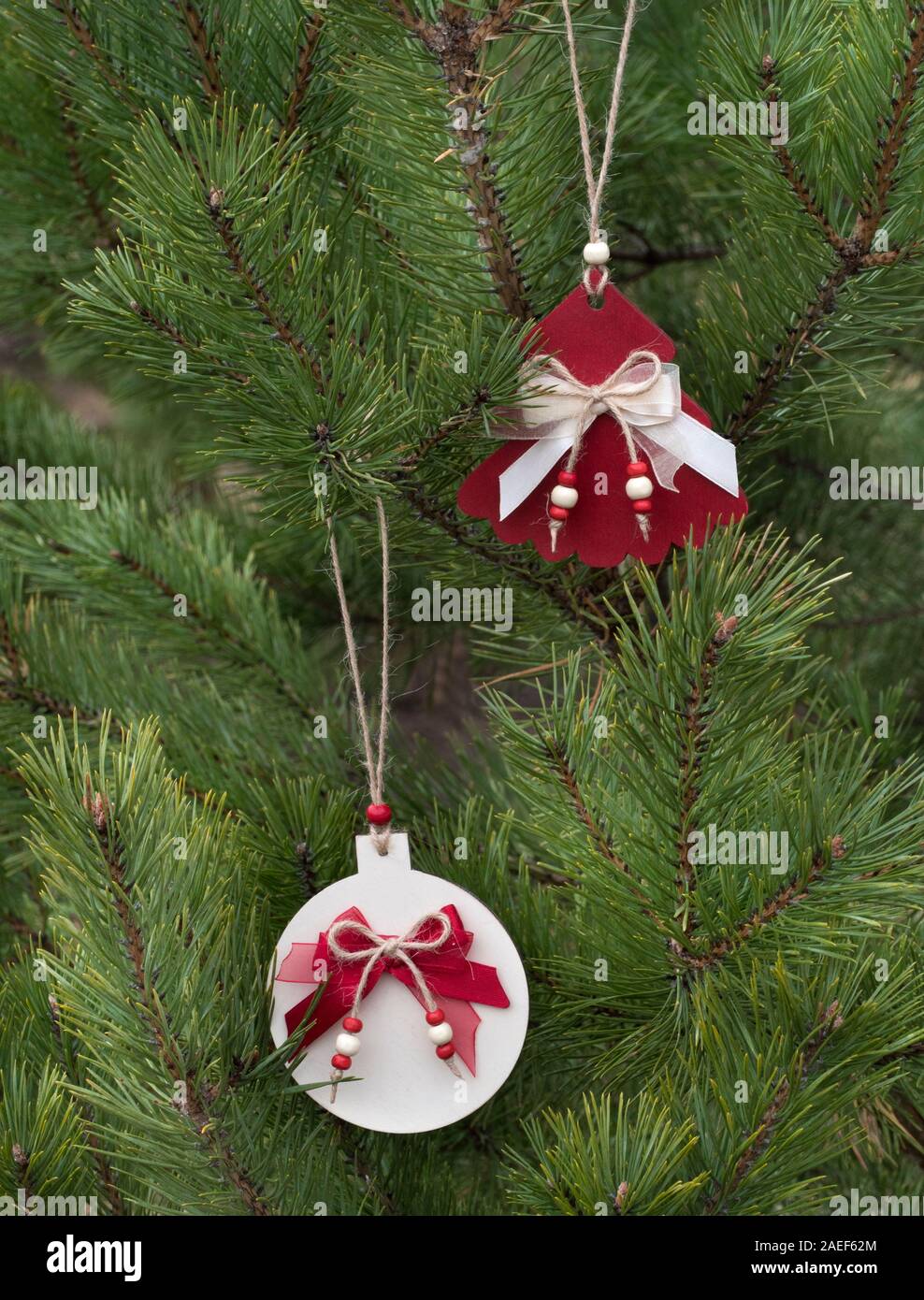 Adornos navideños de madera fotografías e imágenes de alta resolución -  Alamy