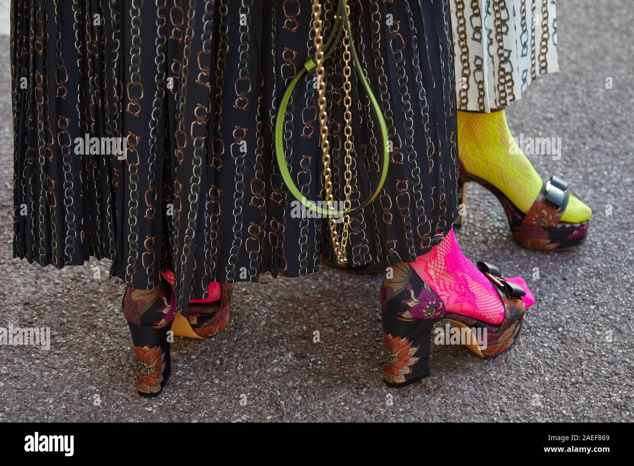 Milán, Italia - 21 de septiembre de 2019: Las mujeres con zapatos de tacón  y calcetines rosas