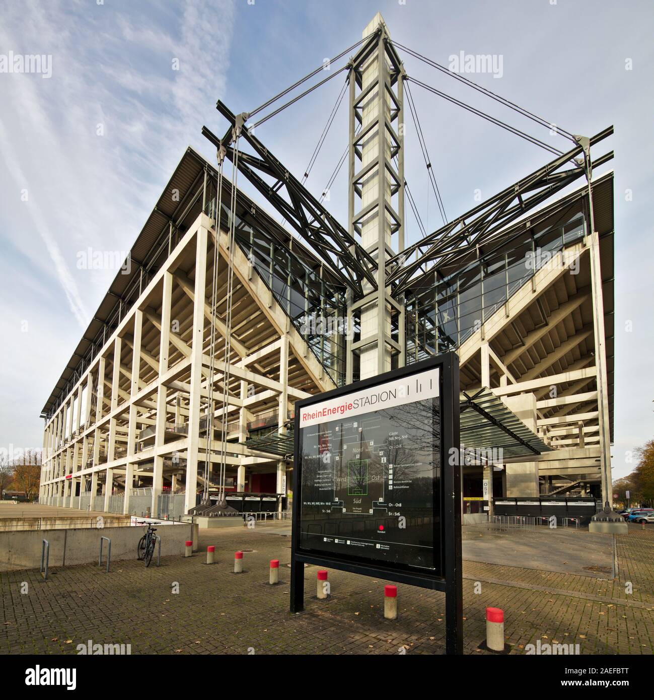 Exterior de Rheinenergie Stadion, el estadio de fútbol del club 1 de colonia. FC Köln, en un soleado día de invierno, con el cielo azul y algunas nubes blancas, nadie Foto de stock