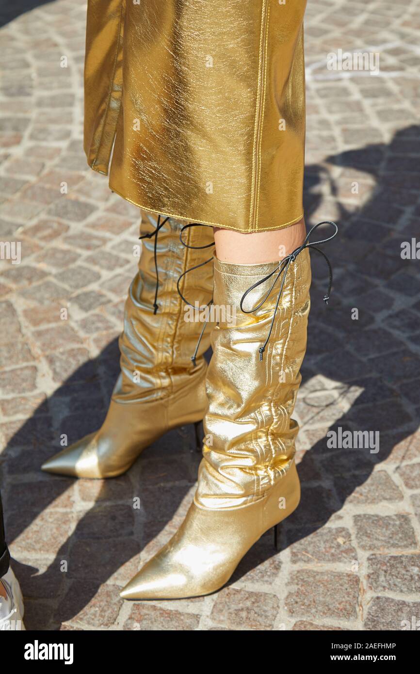 reserva Correa depositar Milán, Italia - 21 de septiembre de 2019: Una mujer con falda y botas  metálicas de oro antes de Msgm Fashion Show, la Semana de la moda de Milán  street style Fotografía