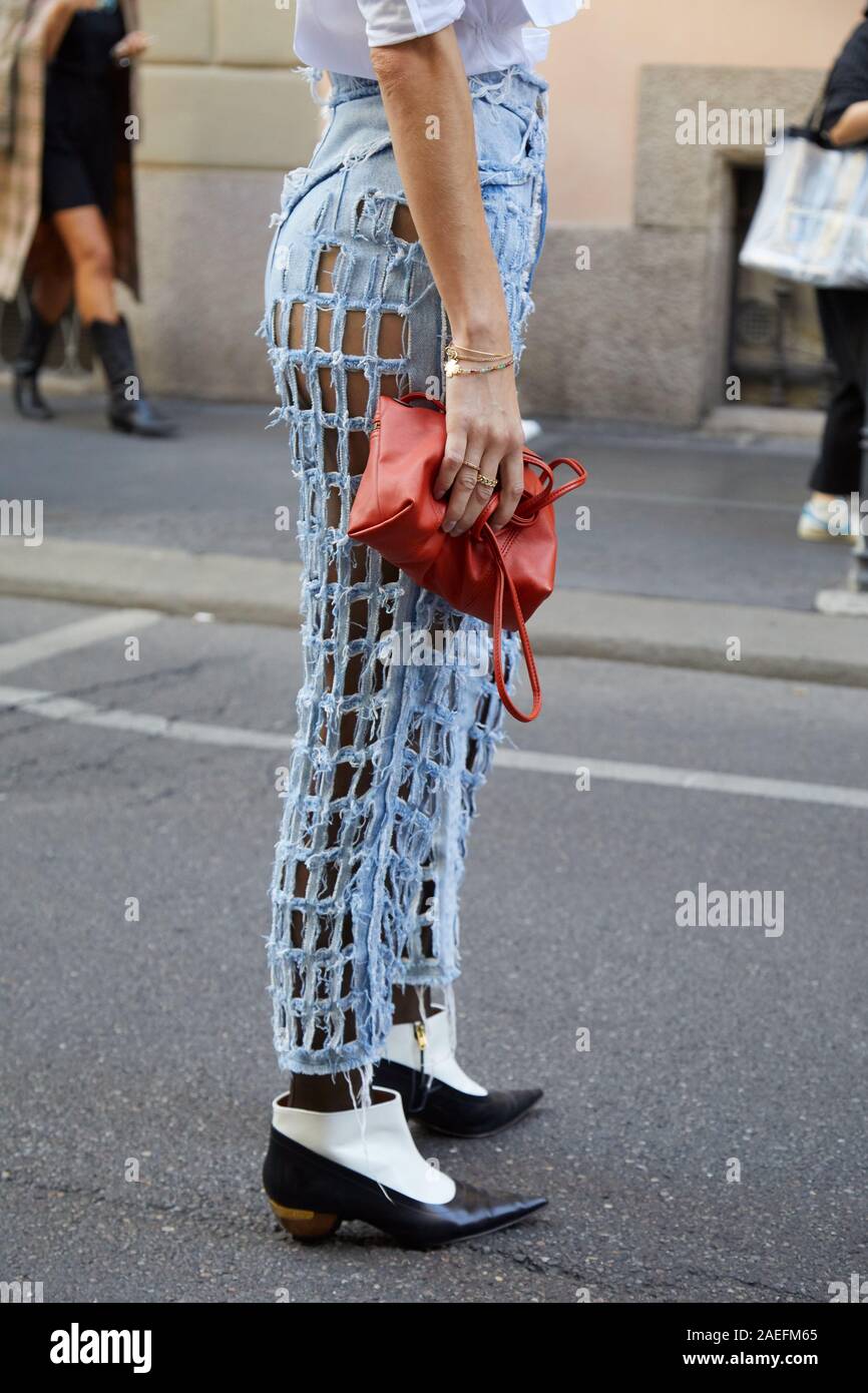 Milán, Italia - 21 de septiembre de 2019: Mujer pantalones de mezclilla azul perforado antes de Armani Fashion Show, la Semana de la moda de Milán street style Fotografía de stock - Alamy