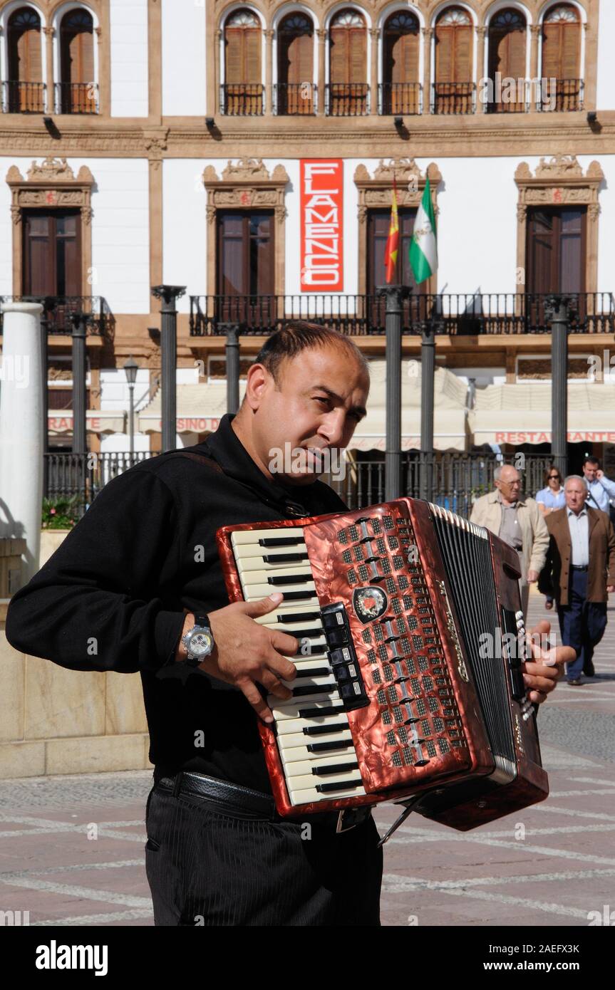 Hombre español tocando un piano acordeón en la Plaza del socorro, Ronda,  Málaga, Andalucía, España, Europa Fotografía de stock - Alamy