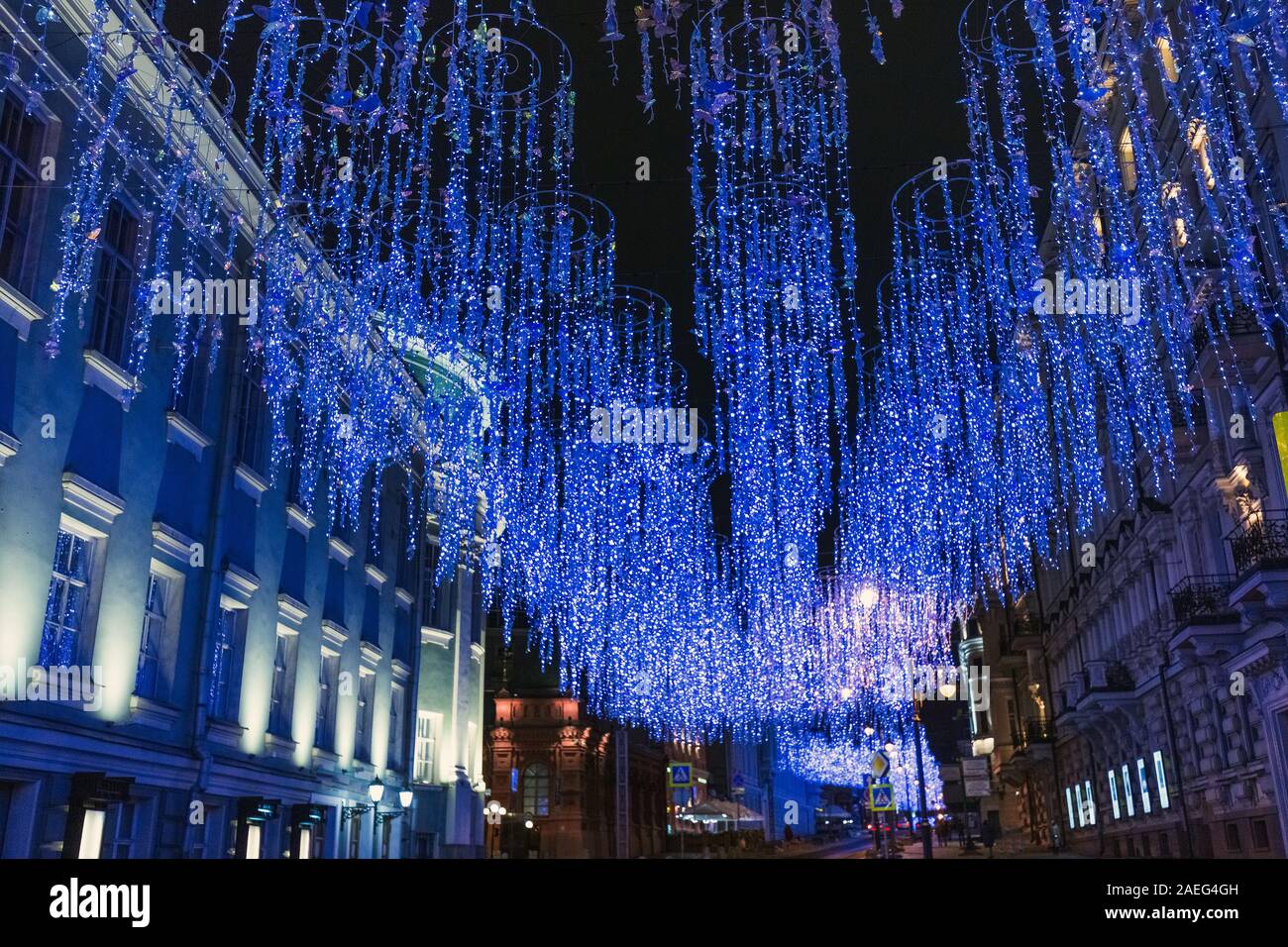 Noche en Moscú. La calle Nikolskaya decorados con brillantes luces de  iluminación Fotografía de stock - Alamy
