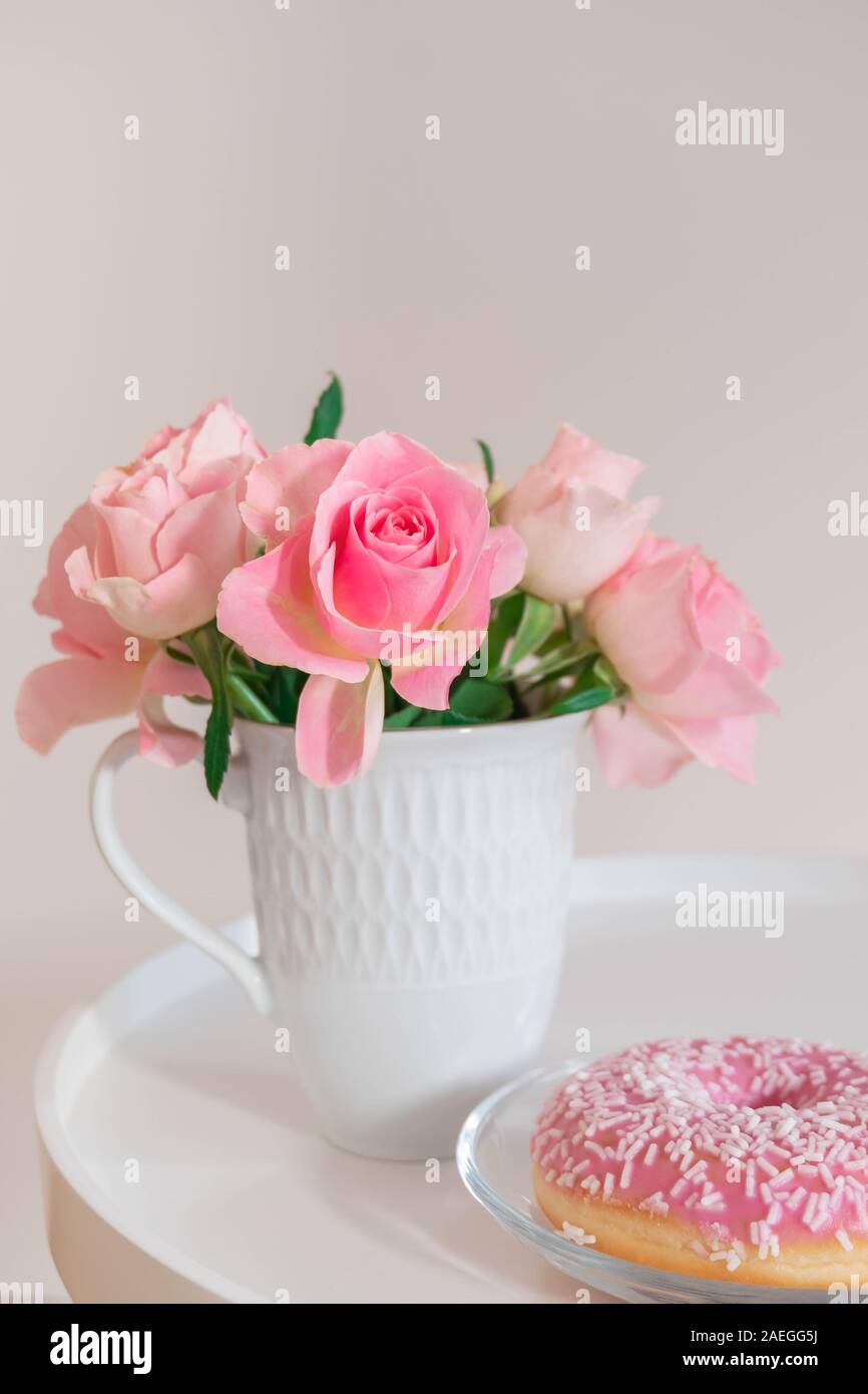 El desayuno por la mañana de primavera con flores de color rosa pastel en taza blanca Fotografía de stock - Alamy El desayuno por la mañana de primavera con flores de color rosa pastel en taza blanca Fotografía de stock - Alamy