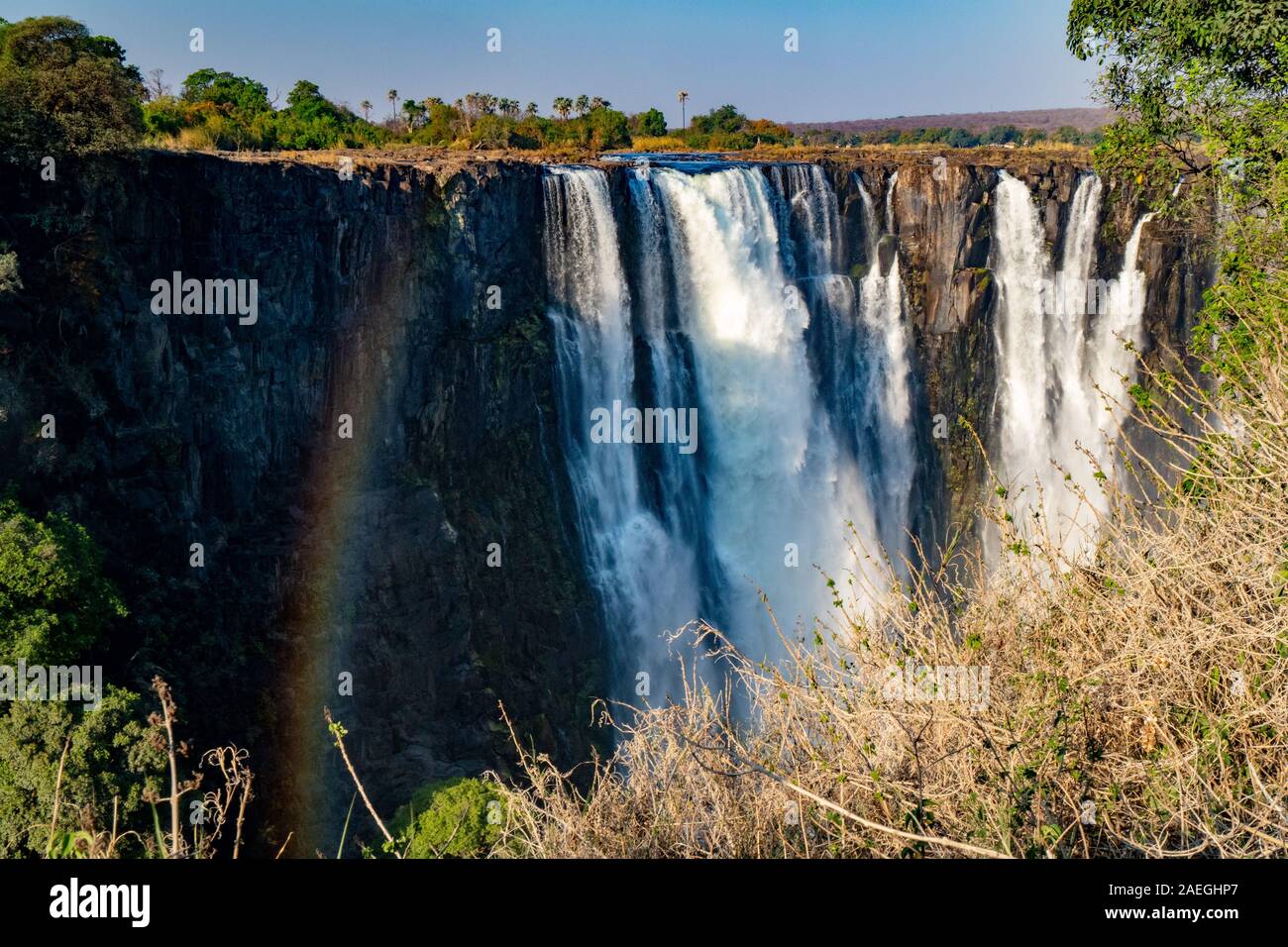 Victoria Falls, nombrado por David Livingstone en 1855 después de la Reina Victoria, la cascada formada por el río Zambezi, caer en una profundidad de 100 metros ch Foto de stock