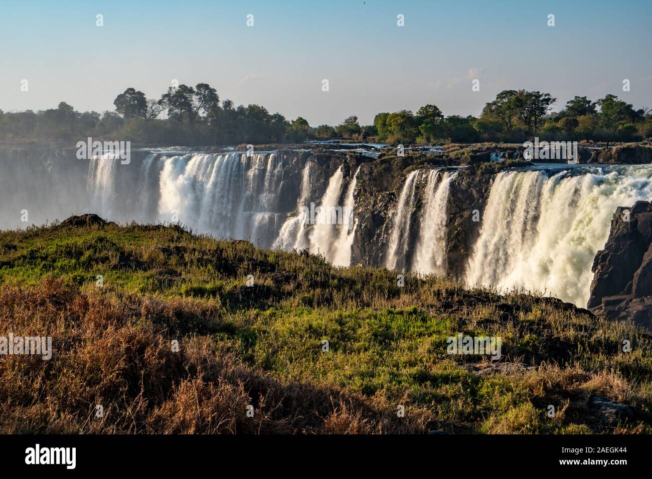 Victoria Falls, nombrado por David Livingstone en 1855 después de la Reina Victoria, la cascada formada por el río Zambezi, caer en una profundidad de 100 metros ch Foto de stock