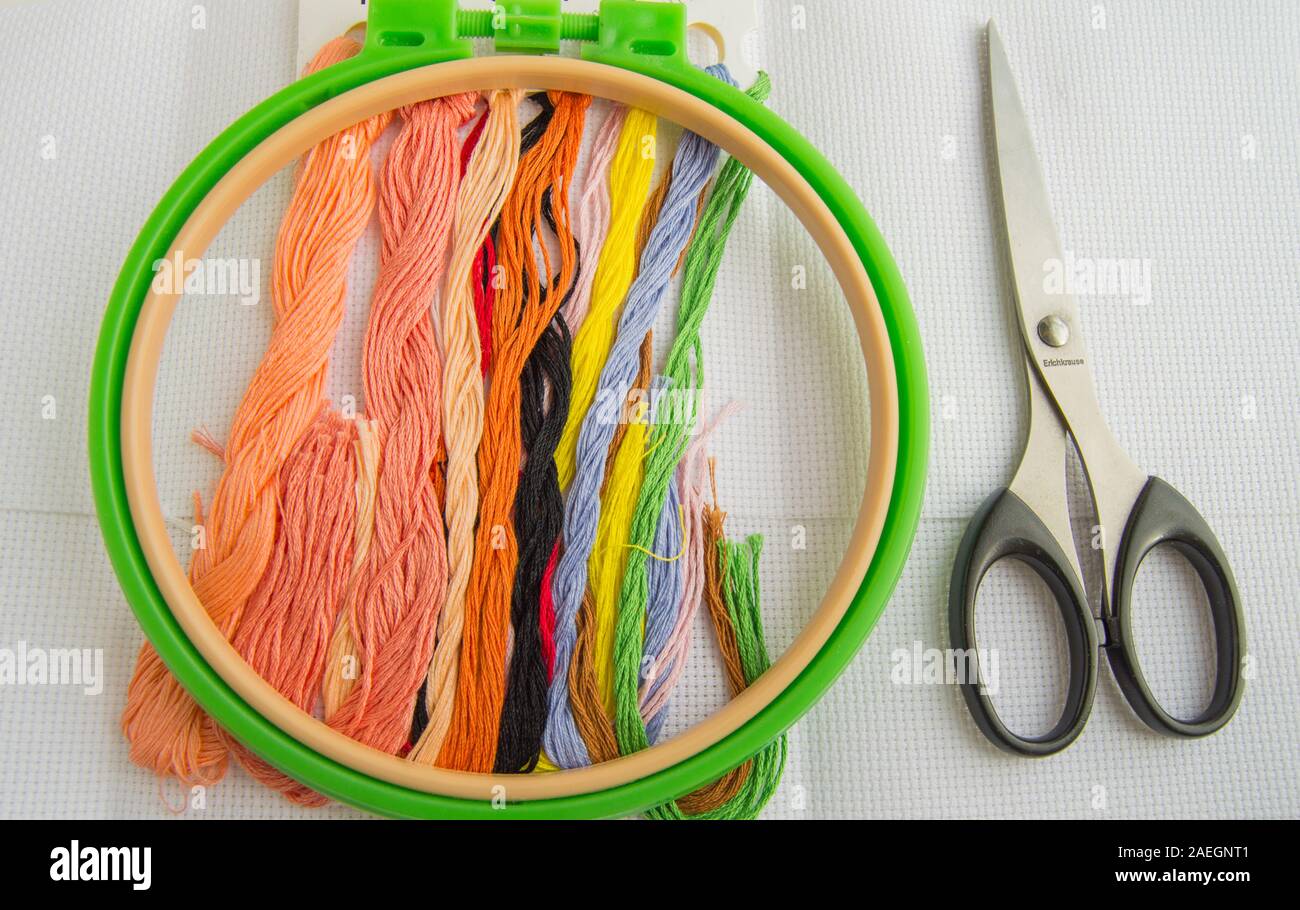 El concepto de la costura. Accesorios de costura para bordado-canvas, Hoop, hilo floss, plana lay, vista desde arriba. Foto de stock