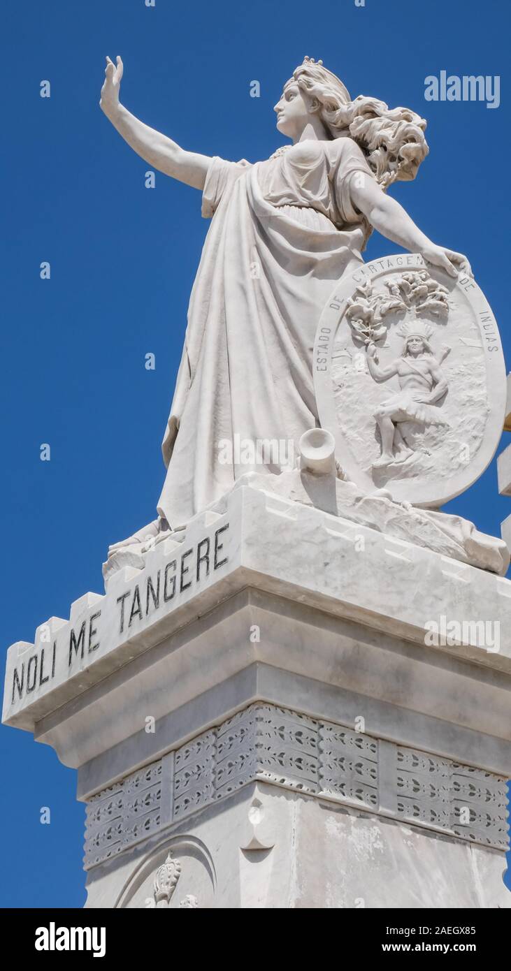 Primer plano de una estatua en frente de la entrada de la ciudad vieja en la memoria de aquellos que lucharon por la independencia. Noli me tangere significa no me toque. Foto de stock