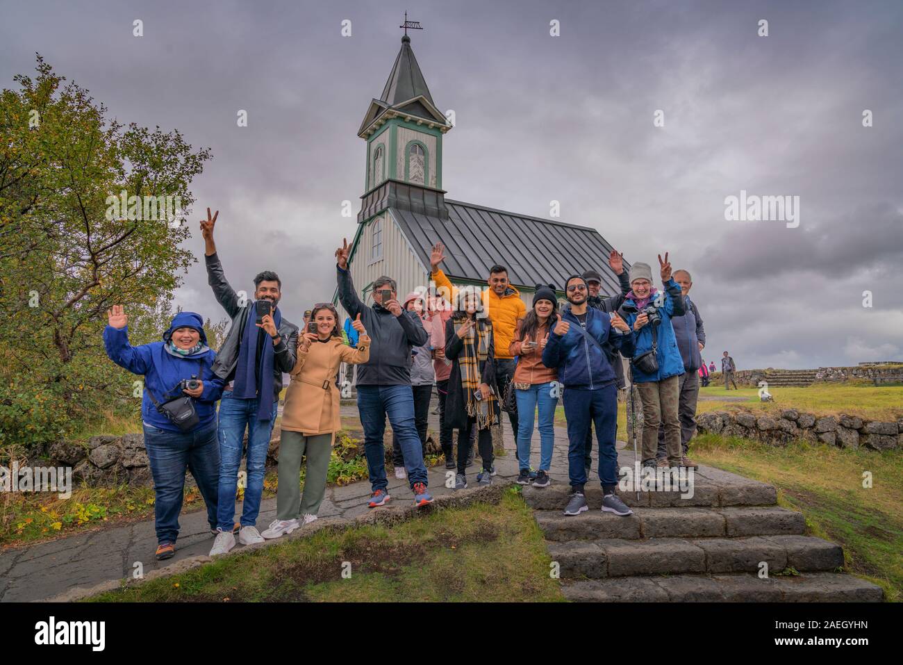 Los turistas en el Parque Nacional de Thingvellir, Islandia. Sitio de Patrimonio Mundial de la Unesco. Foto de stock