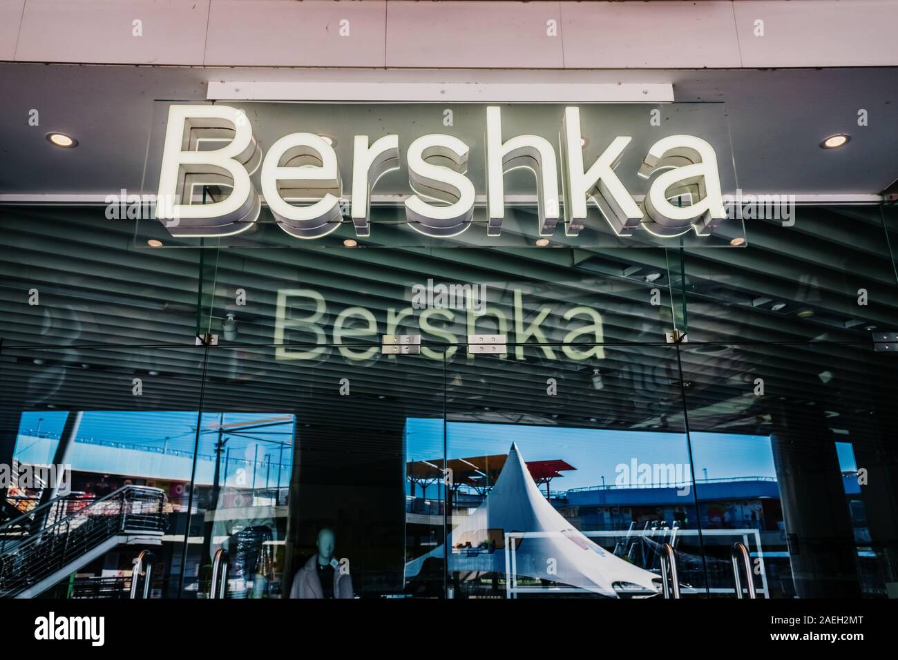 Valencia, España- Diciembre 1, 2019: el escaparate de la tienda de ropa  Bershka, dirigida a un joven cliente, dentro de un centro comercial  Fotografía de stock - Alamy