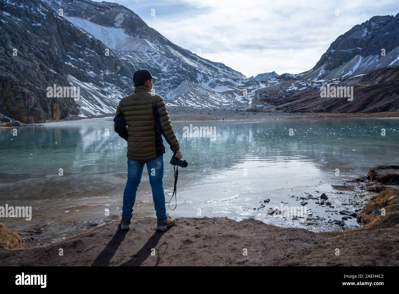 Fotógrafo de viaje disfrutando de la vista al lago de leche de Yading aparcar en la zona de iceberg. Foto de stock
