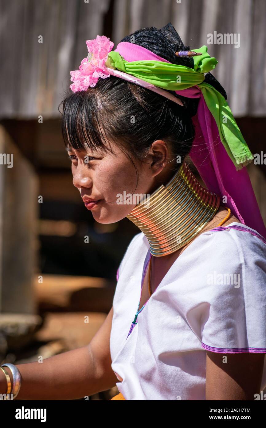 Retrato de una joven mujer de Kayan tribu vestían atuendo tradicional (y un reloj moderno) y collar de latón. Pet, Pan de Loikaw, Myanmar. Foto de stock