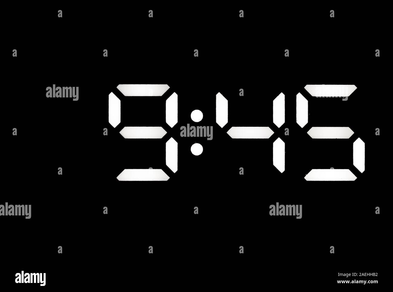 Real reloj digital LED blanco sobre un fondo negro que muestra la