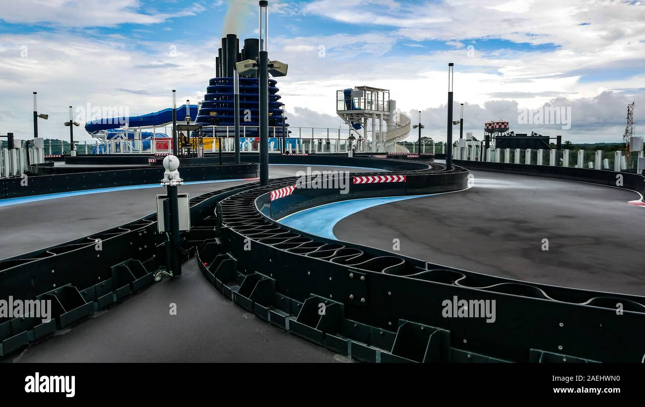 La pista de carreras de kart vacía dentro del barco crucero Norwegian Cruise Line. La pista de carreras de karts Foto de stock
