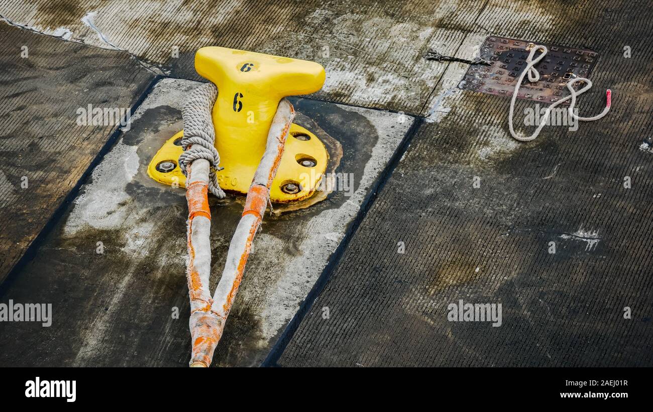 Acercamiento de polo de hierro amarillo para el amarre de embarcaciones Foto de stock