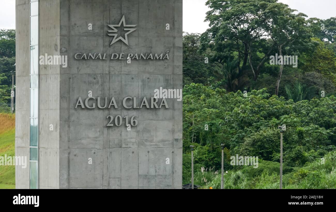 Primer plano de Agua Clara torre de control (torre de control). Nuevas cerraduras de Panamá con el bosque como backgr Foto de stock