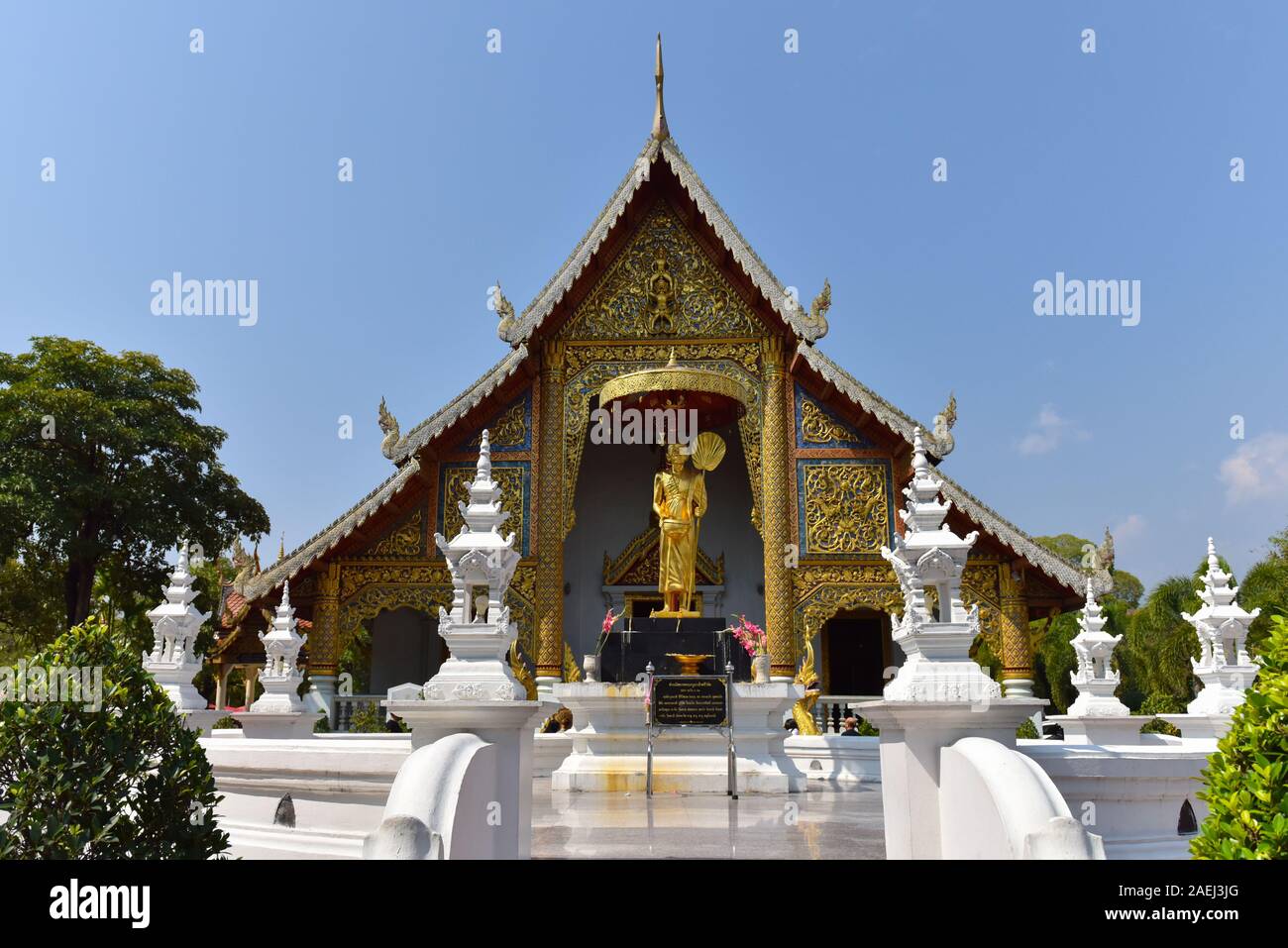 Templo Wat Phra Singh Chiang Mai de Tailandia . Este es el principal y más complejo del templo dentro del foso Foto de stock