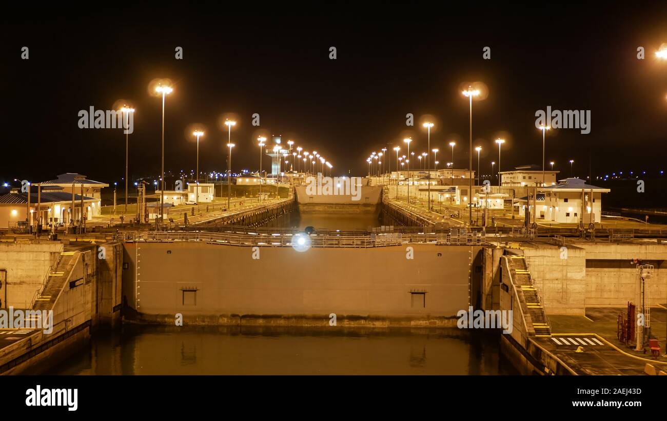 Vista de Cocoli bloqueos durante la noche en el Canal de Panamá Foto de stock