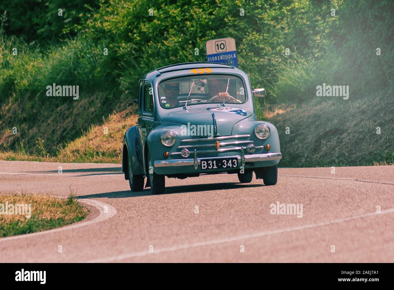 RENAULT 4 cv 1957 viejo coche de carreras de rally Mille Miglia 2018 la  famosa carrera de históricos italianos (1927-1957 Fotografía de stock -  Alamy