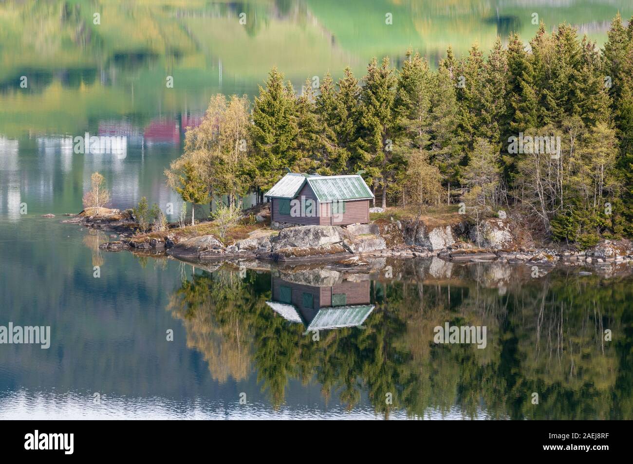 Casas de vacaciones en el lago Hafslovatn reflejada, entre Sogndal Nigardsbre sobre Sognefjord y Glaciar, Sogn og Fjordane, Noruega Foto de stock